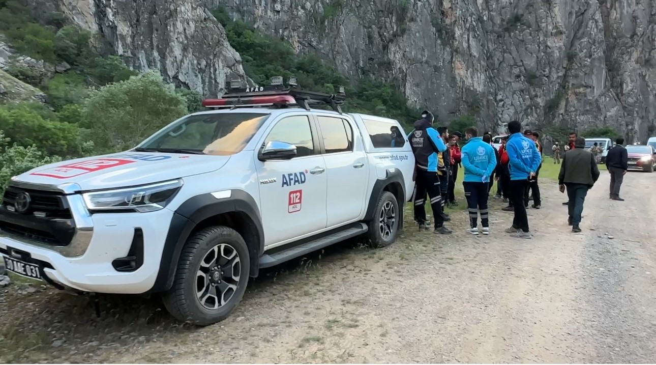 Yüksekova’da derede kaybolan genci arama çalışmalarına ara verildi