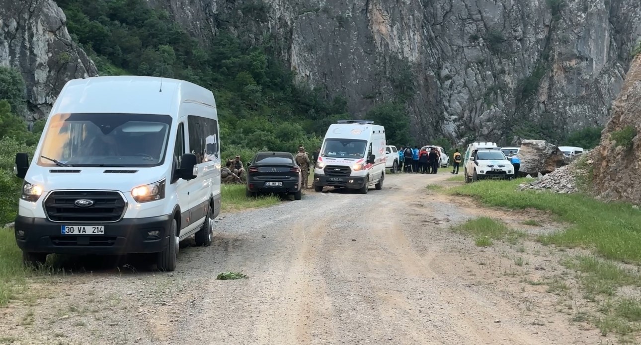 Yüksekova’da derede kaybolan genci arama çalışmalarına ara verildi