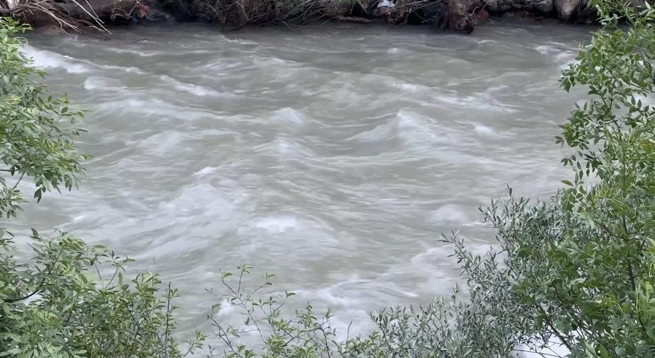 Yüksekova’da derede kaybolan genci arama çalışmalarına ara verildi