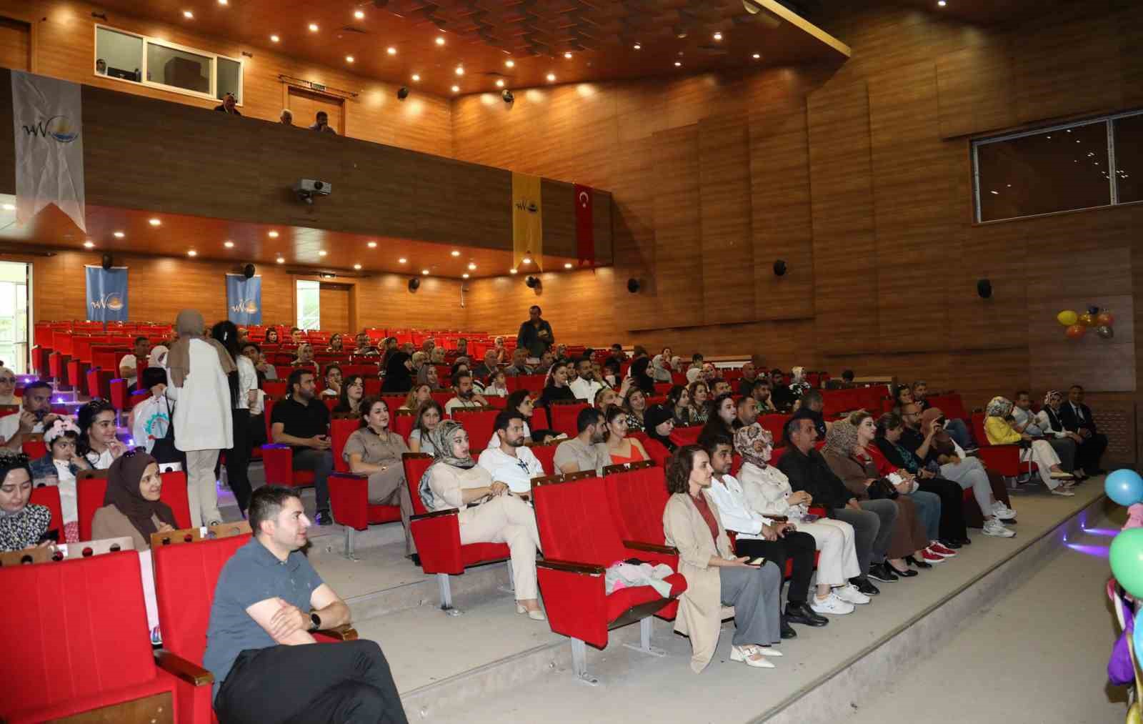 Van Büyükşehir Belediyesinin kreş öğrencilerinden yılsonu etkinliği