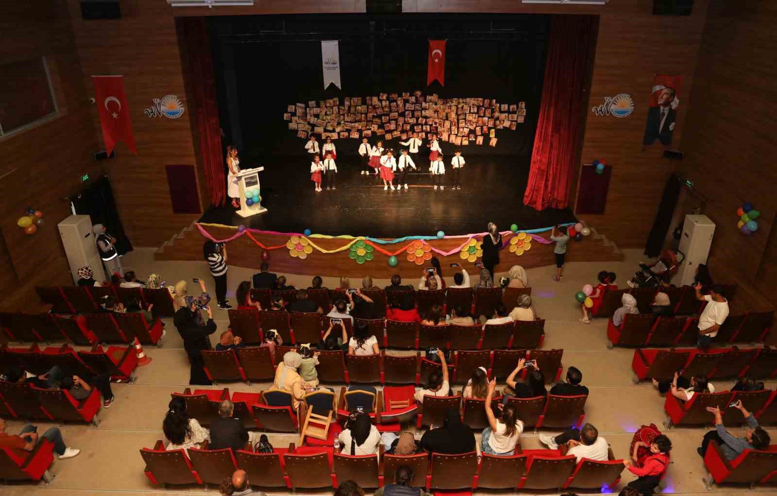 Van Büyükşehir Belediyesinin kreş öğrencilerinden yılsonu etkinliği