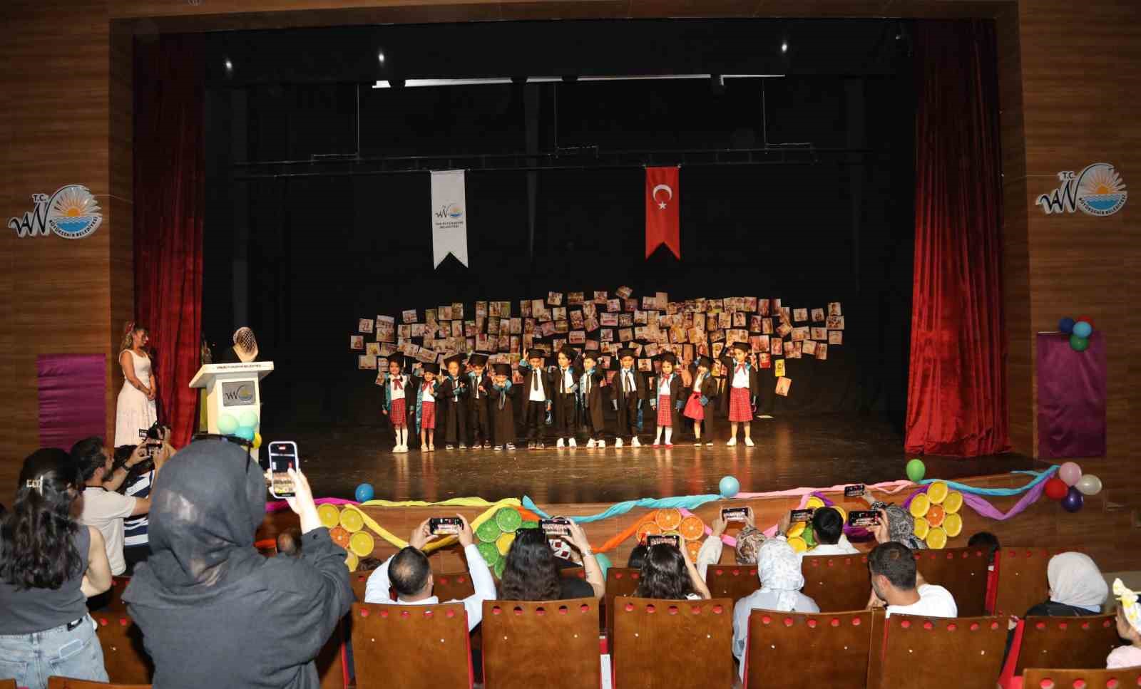 Van Büyükşehir Belediyesinin kreş öğrencilerinden yılsonu etkinliği
