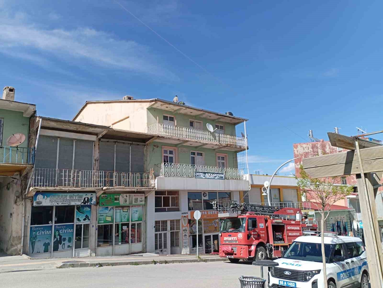 Başkale’de mühürlü otelin çatısında yangın paniği