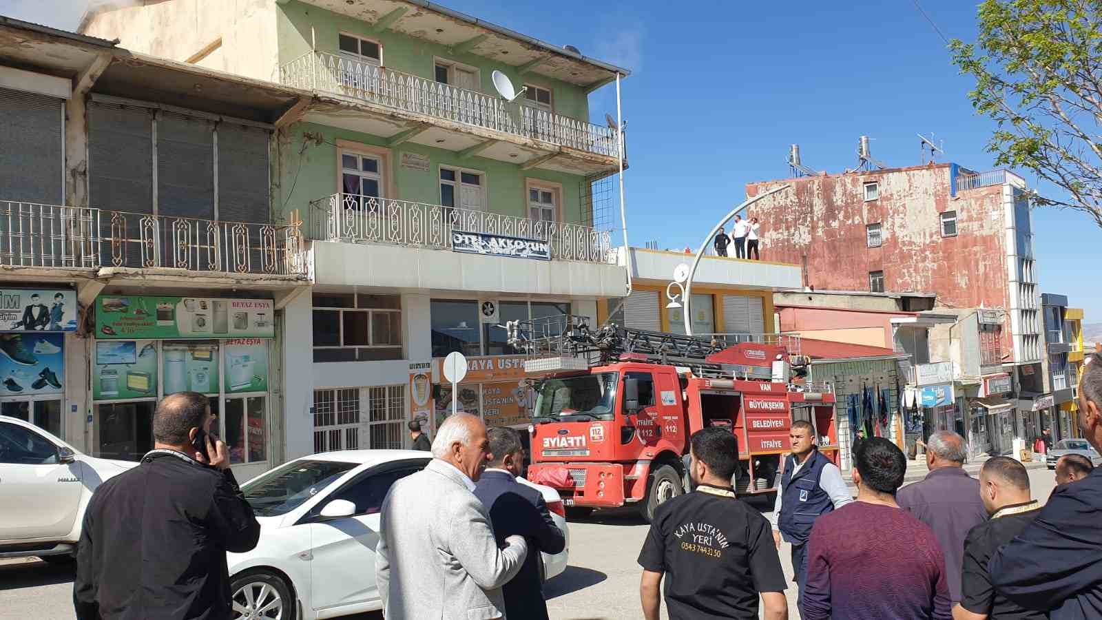 Başkale’de mühürlü otelin çatısında yangın paniği