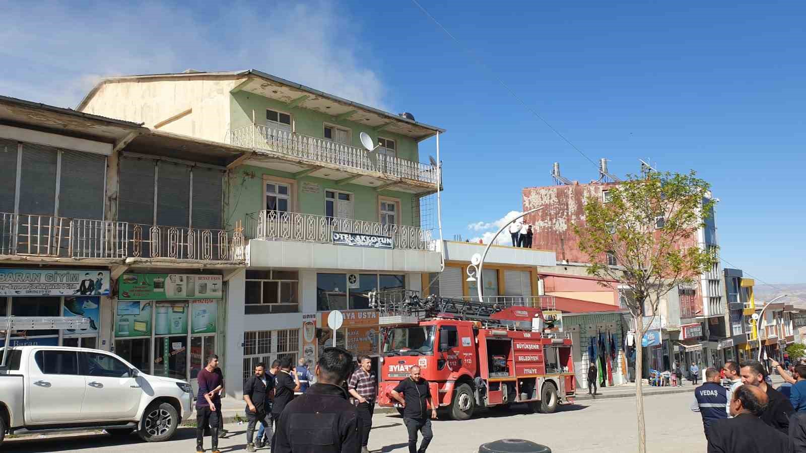 Başkale’de mühürlü otelin çatısında yangın paniği