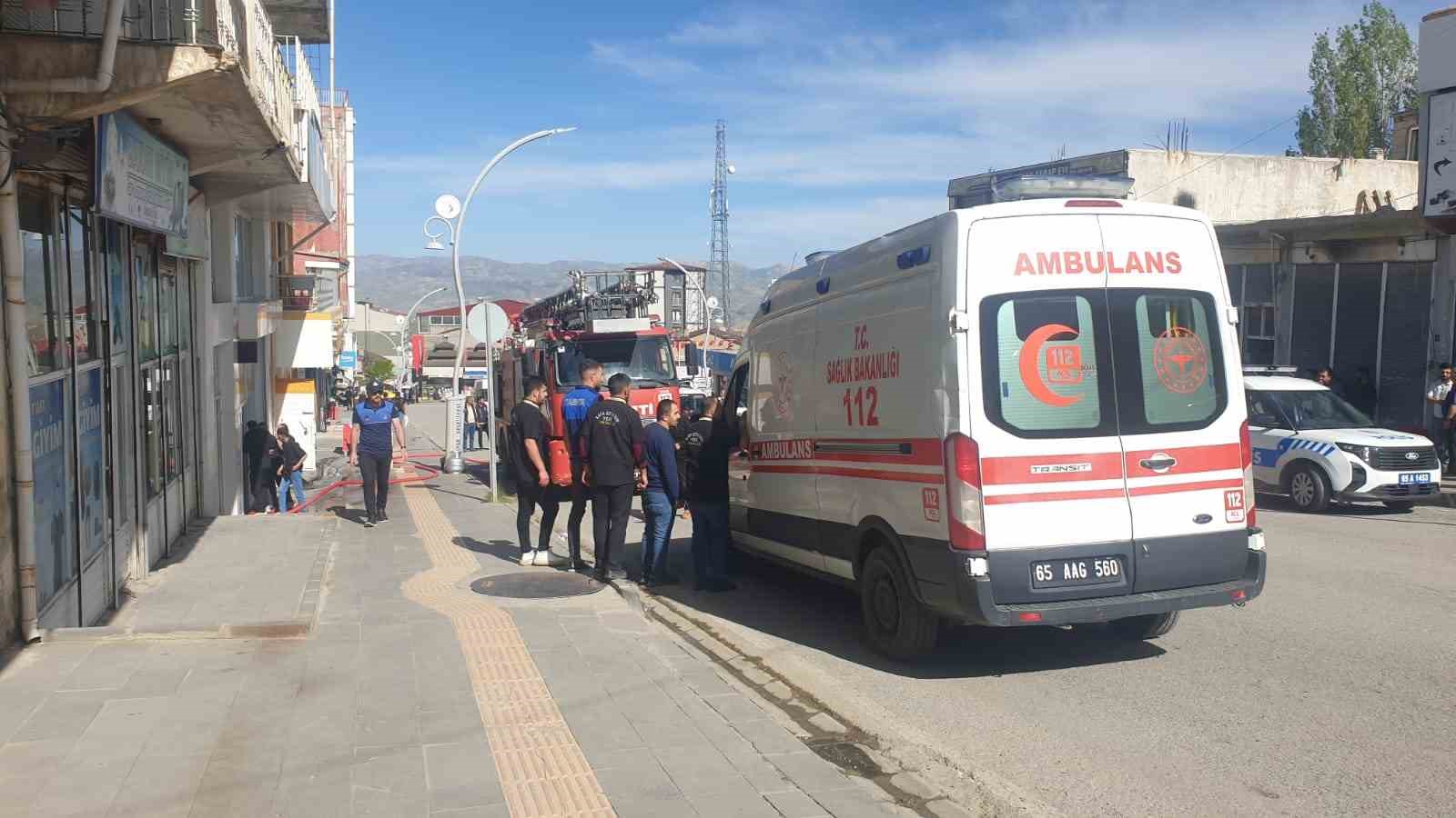 Başkale’de mühürlü otelin çatısında yangın paniği