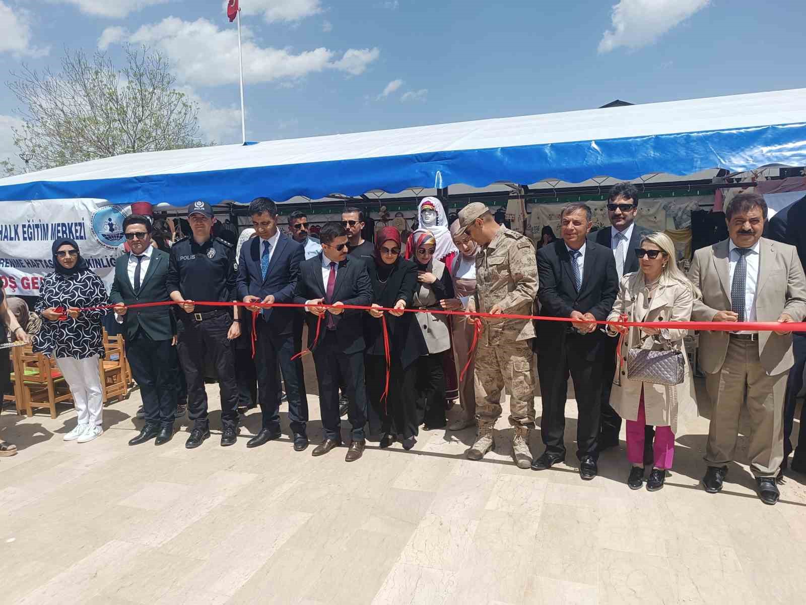 Özalp’te yılsonu sergisi