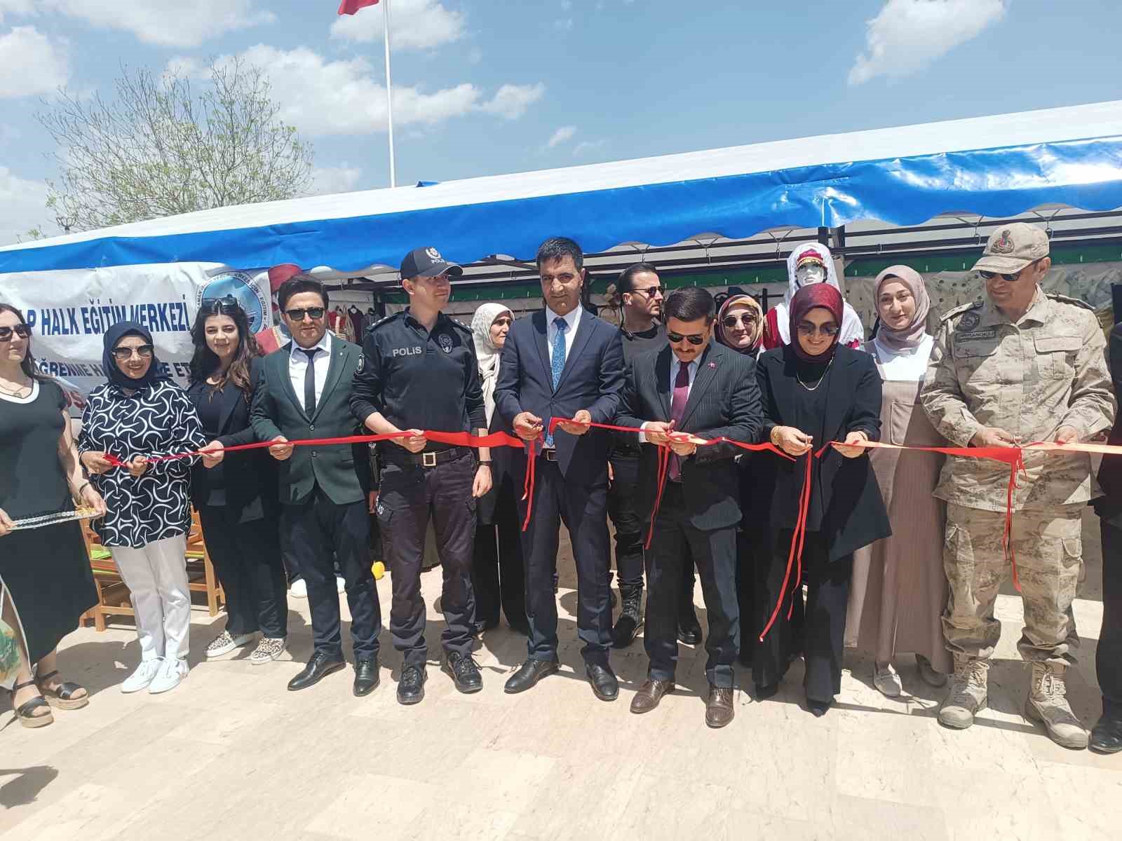 Özalp’te yılsonu sergisi