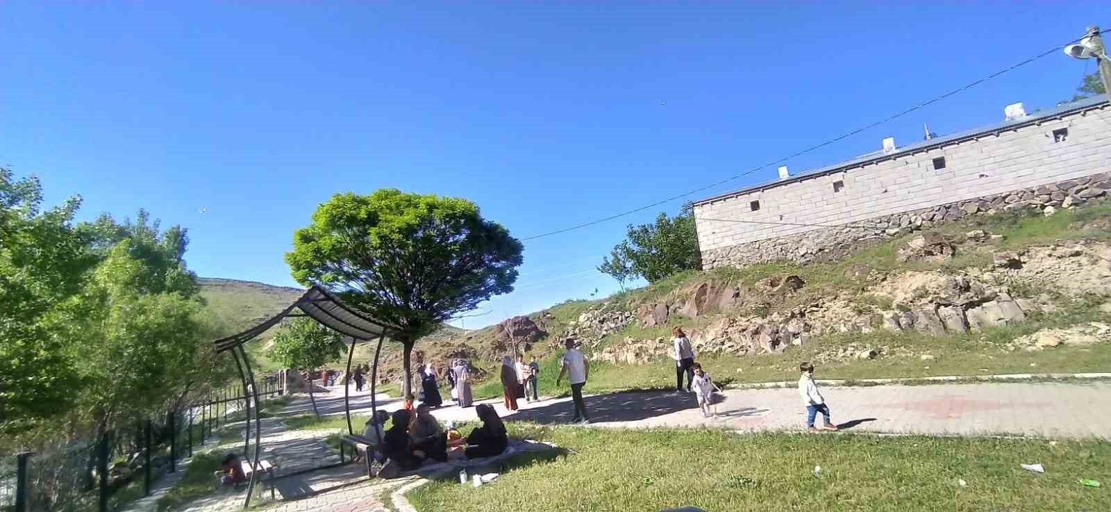 İnci kefalinin göçü yerli ve yabancı turistlerin ilgi odağı oldu