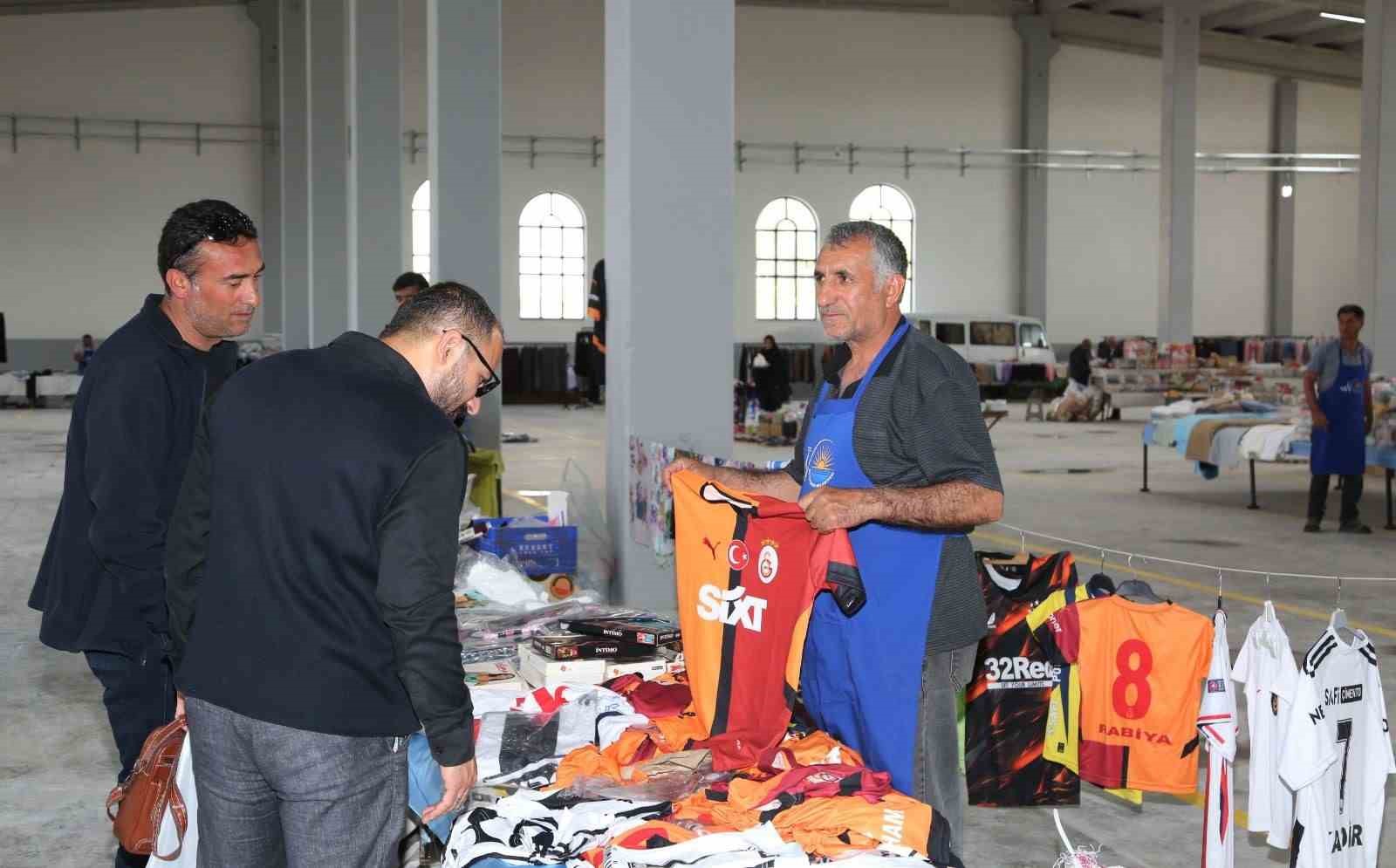 Vali Balcı, kapalı semt pazarı esnafını ziyaret etti