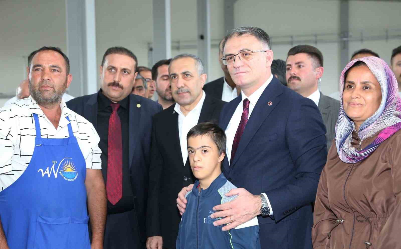 Vali Balcı, kapalı semt pazarı esnafını ziyaret etti