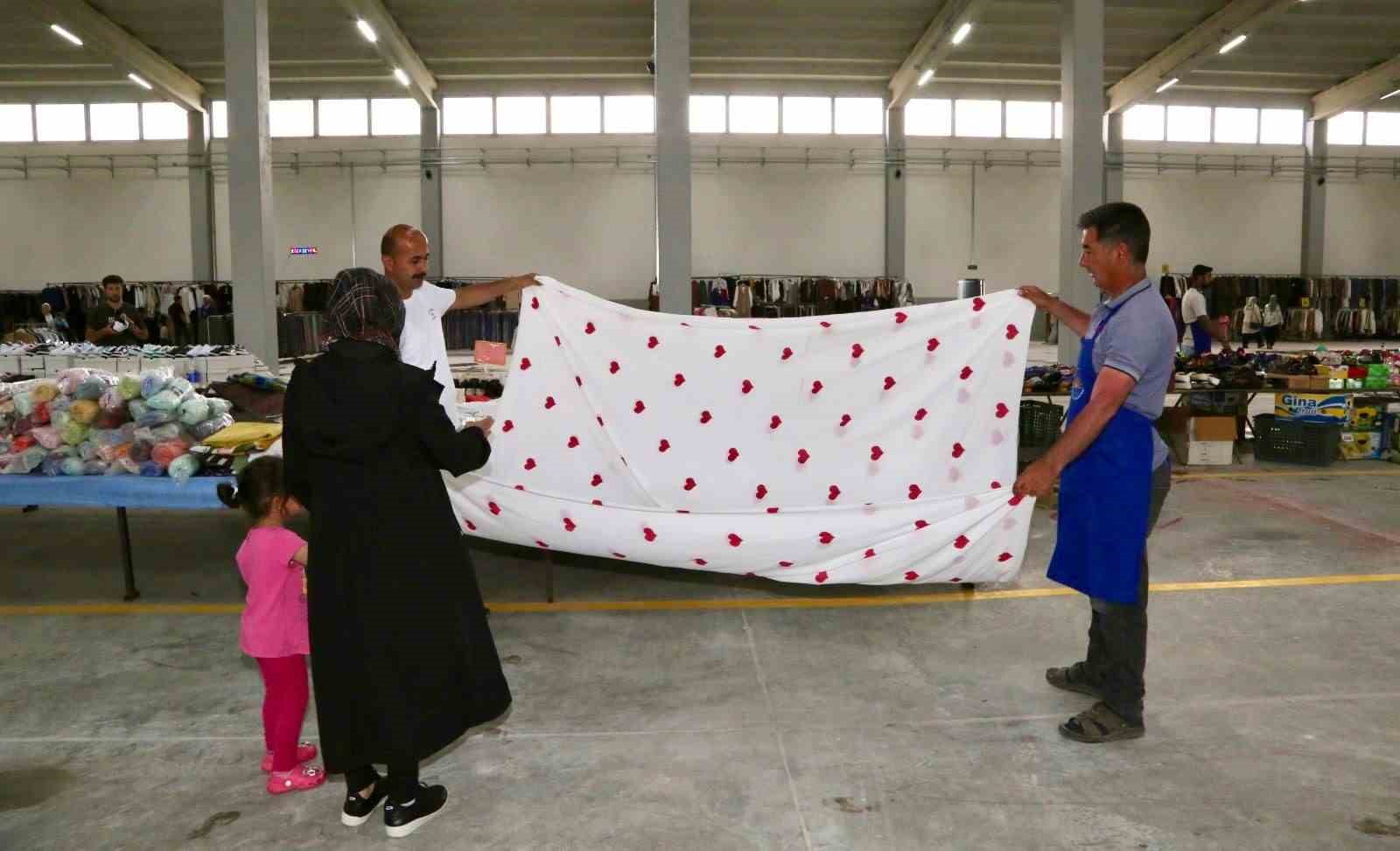 Vali Balcı, kapalı semt pazarı esnafını ziyaret etti