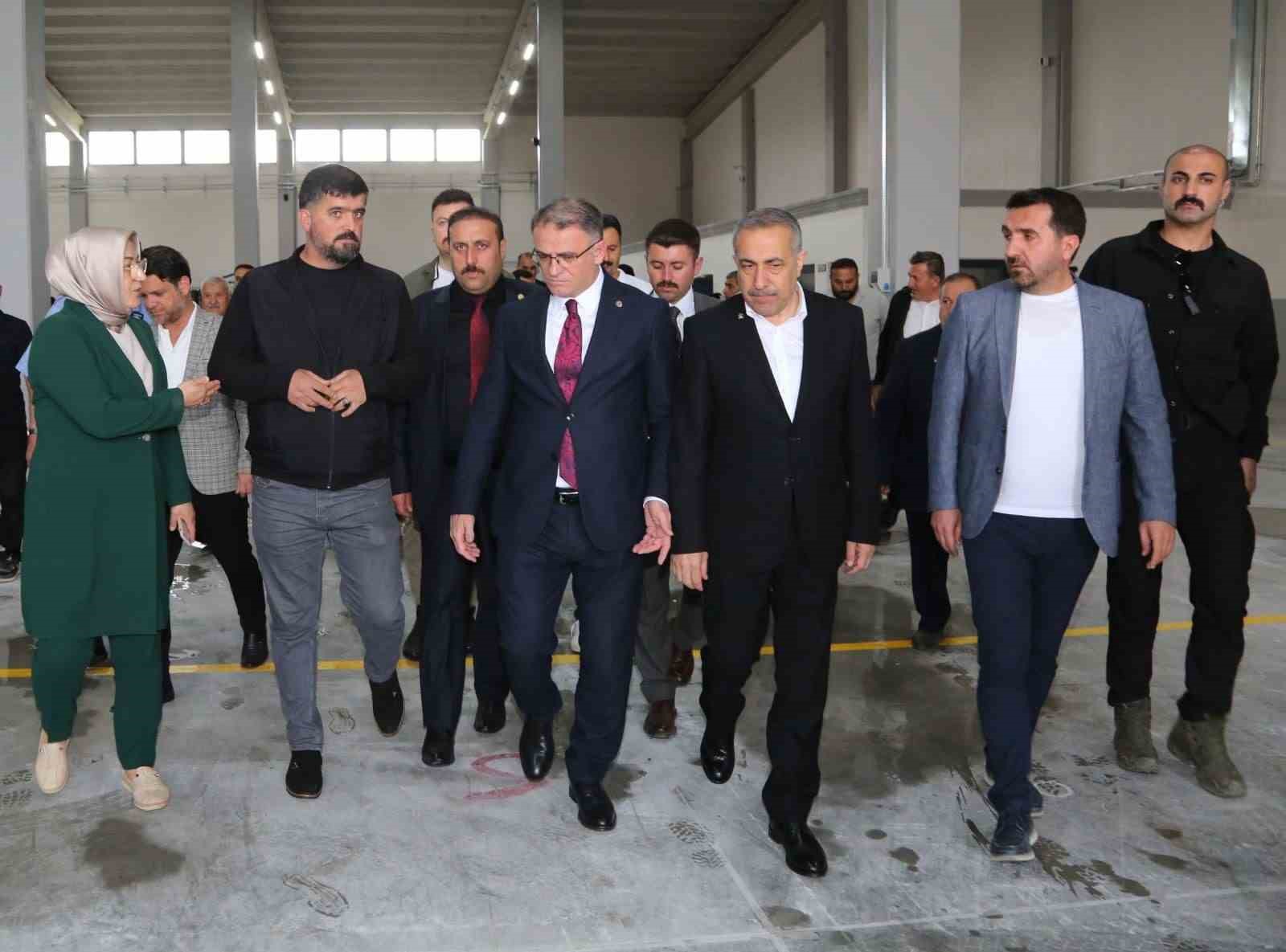Vali Balcı, kapalı semt pazarı esnafını ziyaret etti