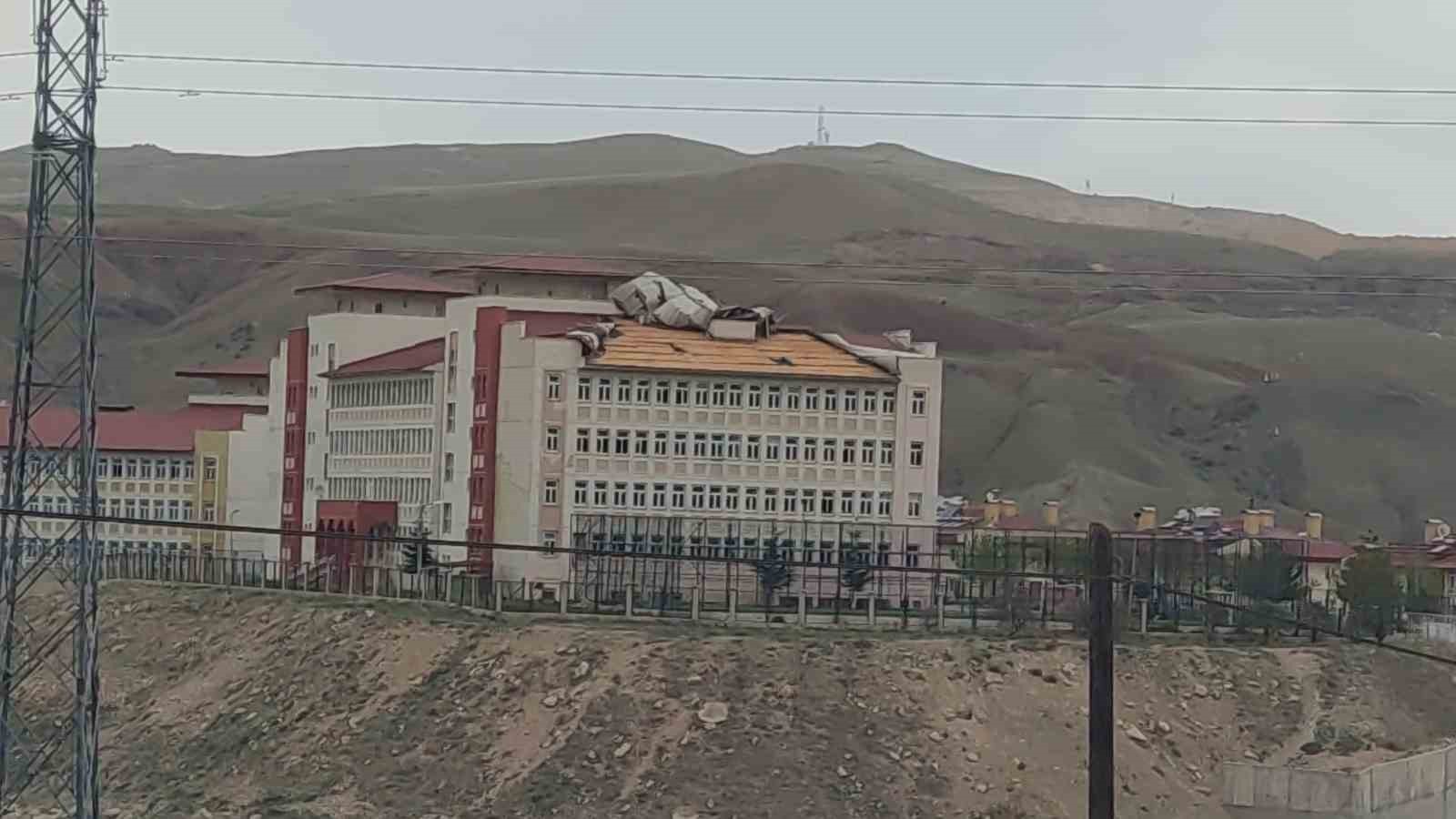 Van’da şiddetli fırtına: Çatılar uçtu