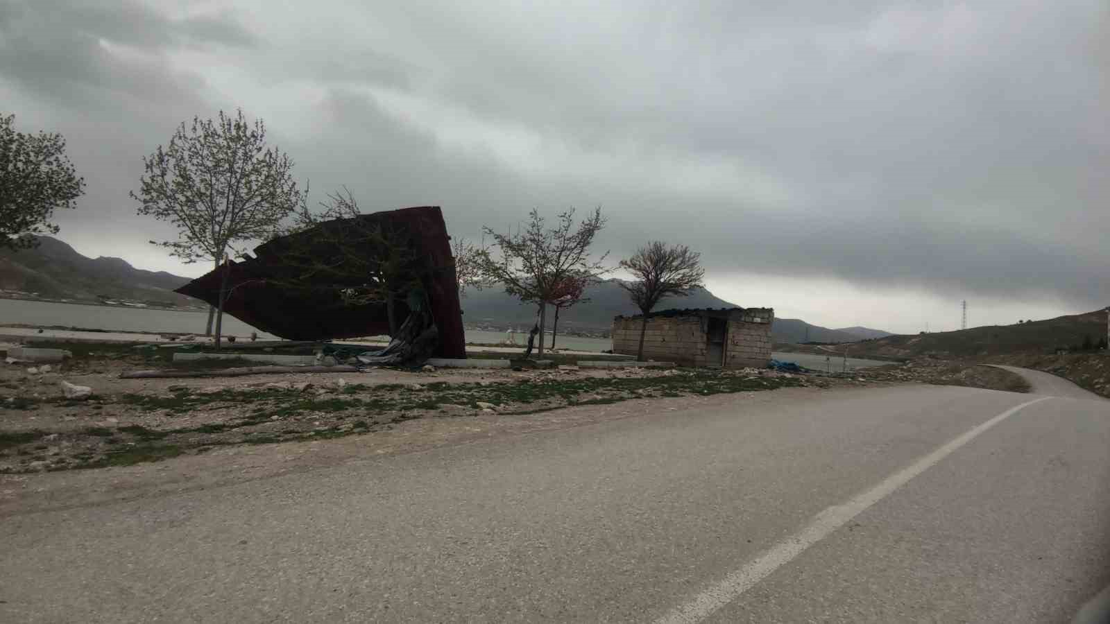 Van’da şiddetli fırtına: Çatılar uçtu