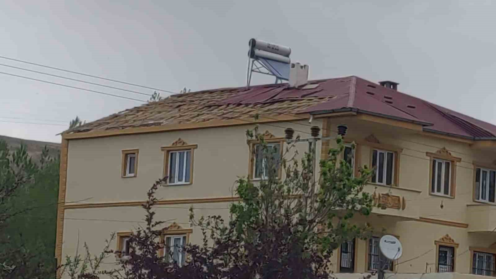 Van’da şiddetli fırtına: Çatılar uçtu
