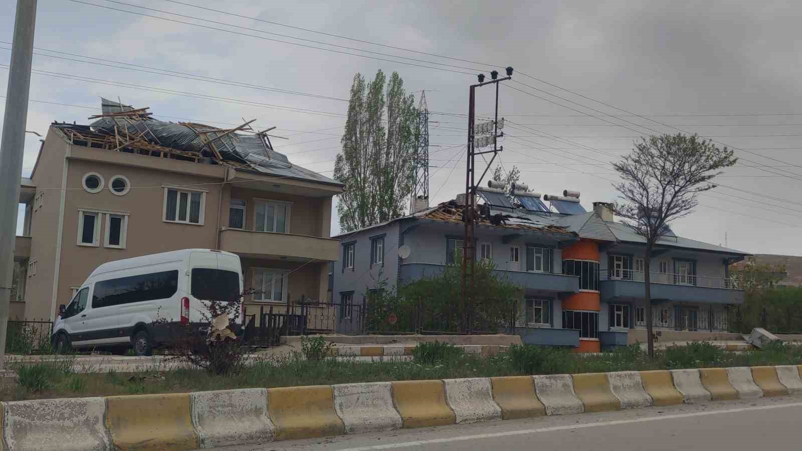 Van’da şiddetli fırtına: Çatılar uçtu
