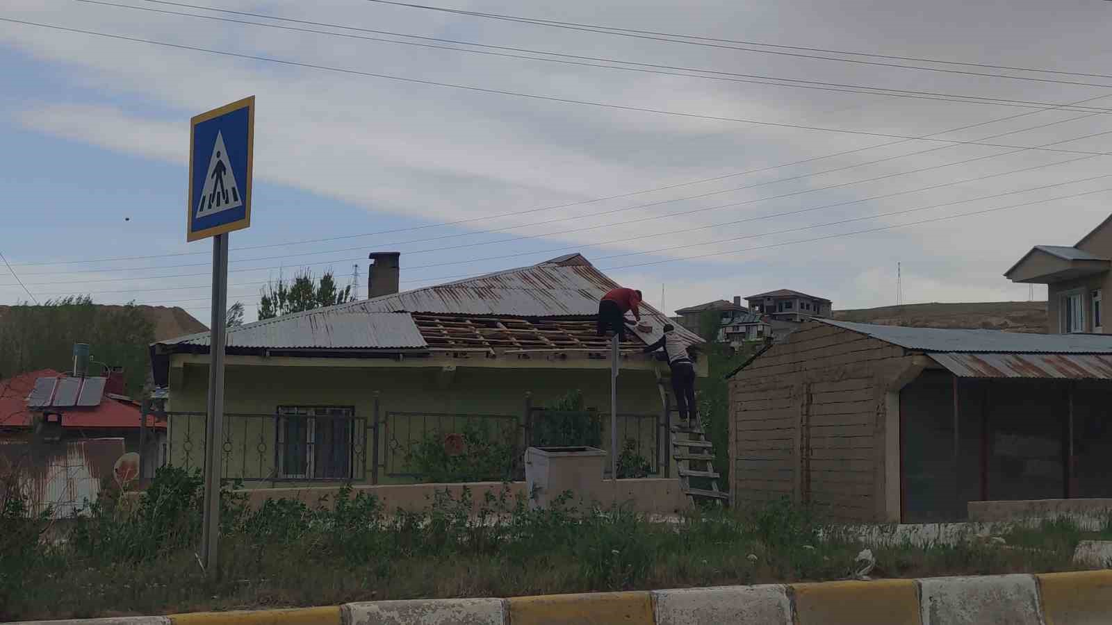 Van’da şiddetli fırtına: Çatılar uçtu