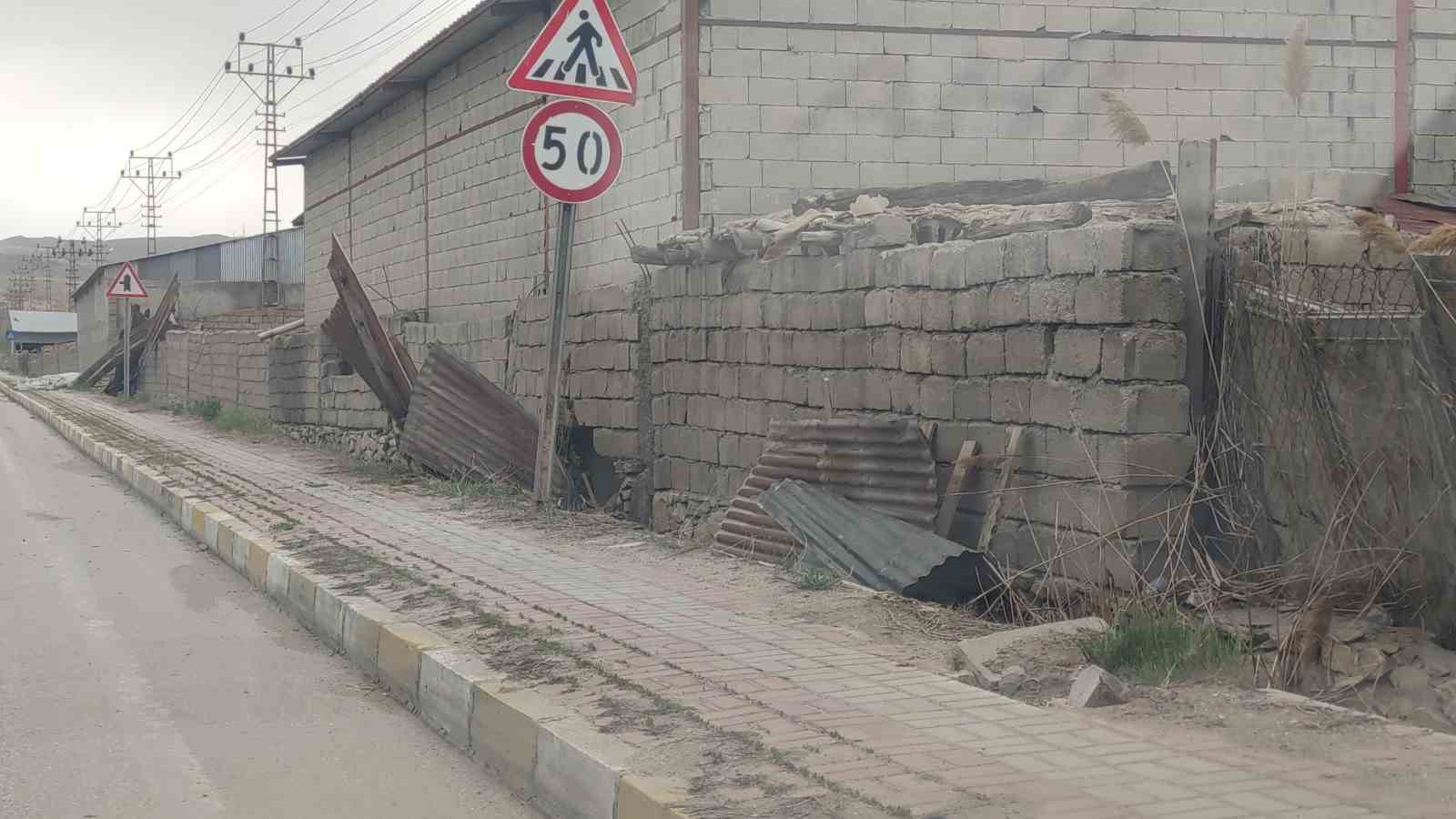 Van’da şiddetli fırtına: Çatılar uçtu