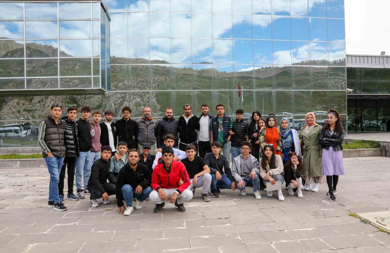 Van Büyükşehir Belediyesinden öğrencilere müze gezisi