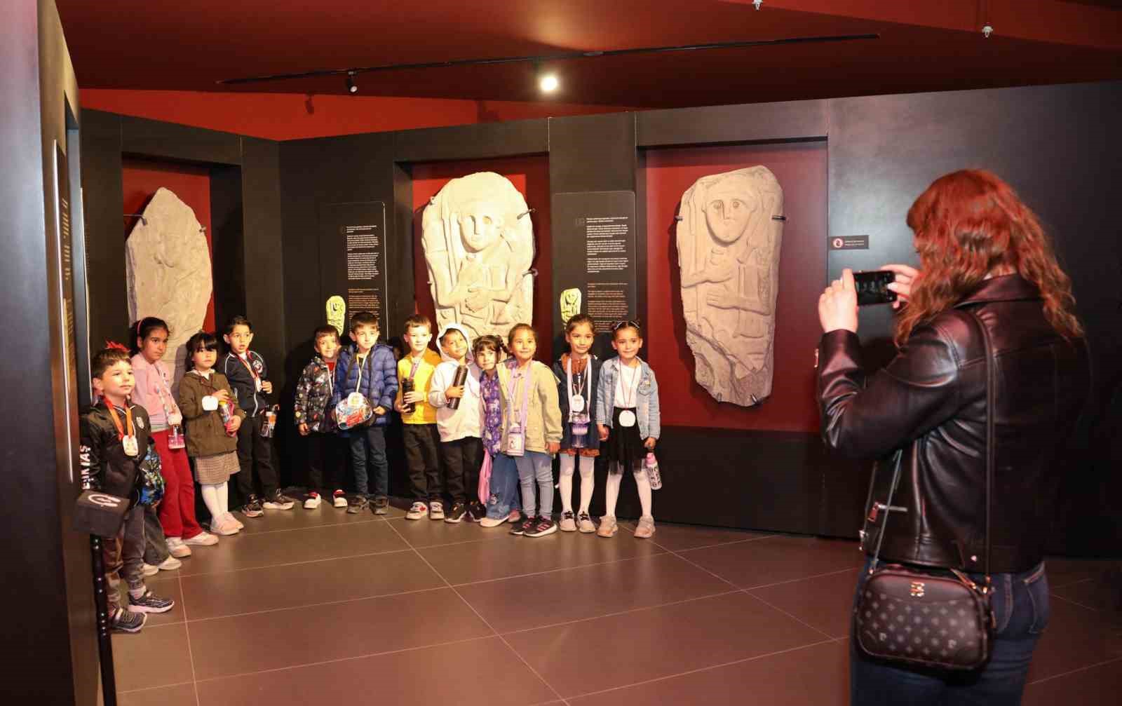 Van Büyükşehir Belediyesinden öğrencilere müze gezisi