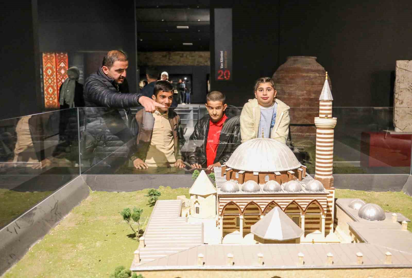 Van Büyükşehir Belediyesinden öğrencilere müze gezisi