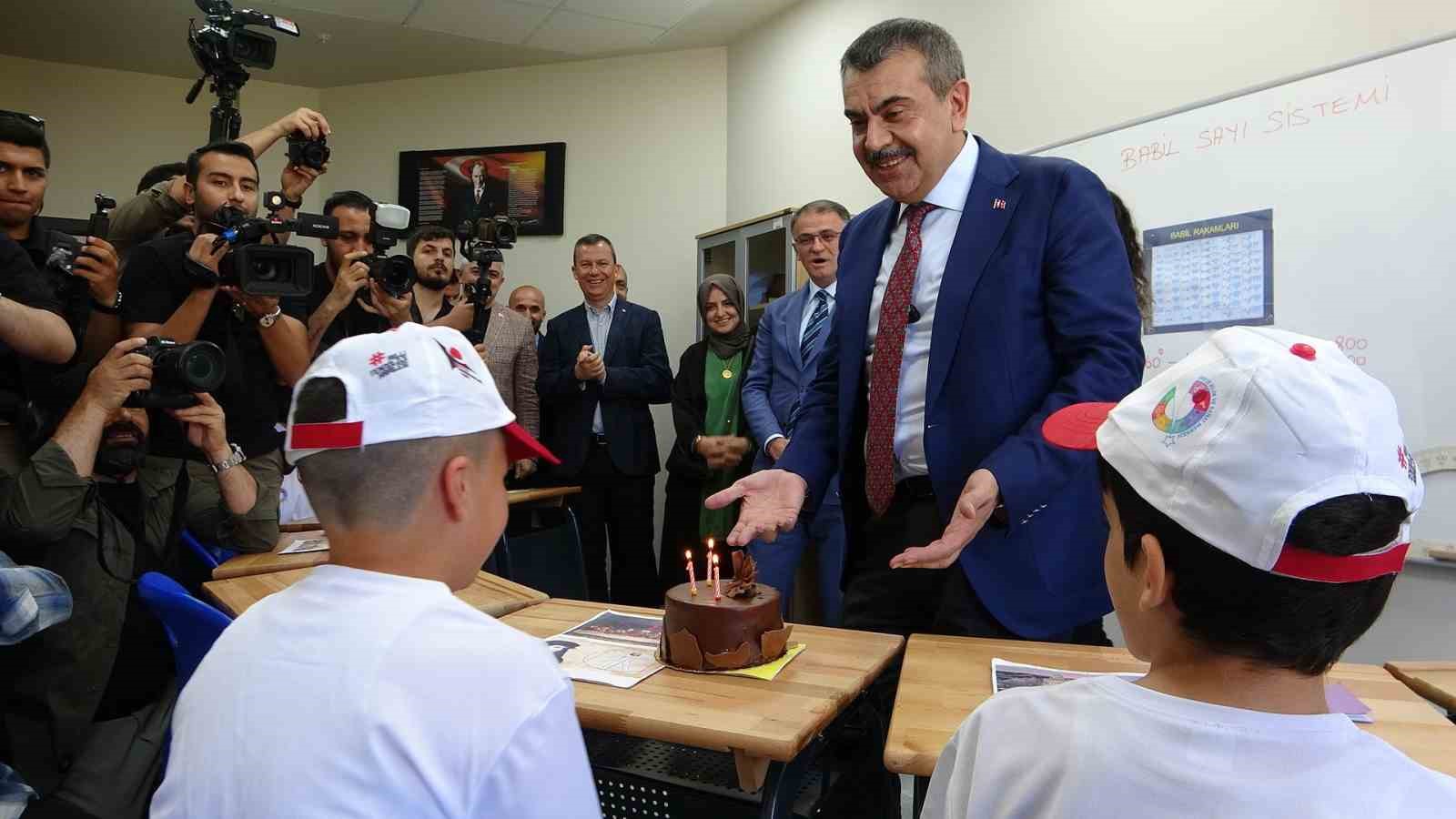 Milli Eğitim Bakanı Tekin, Erciş Bilim ve Sanat Merkezi’nin açılışını yaptı