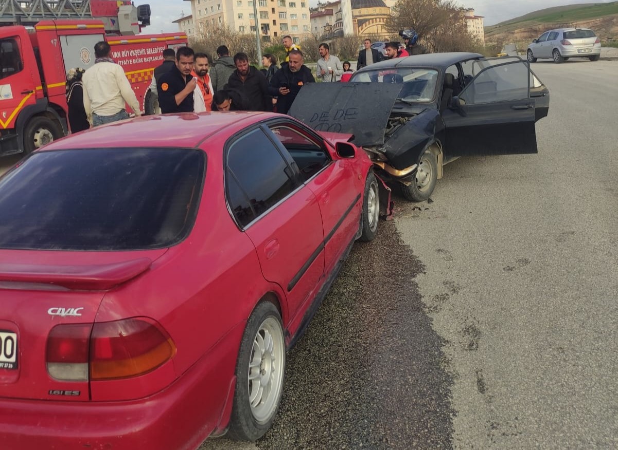 Van’da iki otomobil kafa kafaya çarpıştı: 1 yaralı