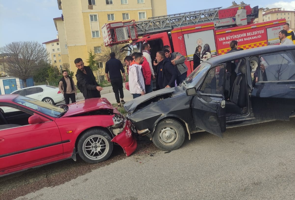 Van’da iki otomobil kafa kafaya çarpıştı: 1 yaralı