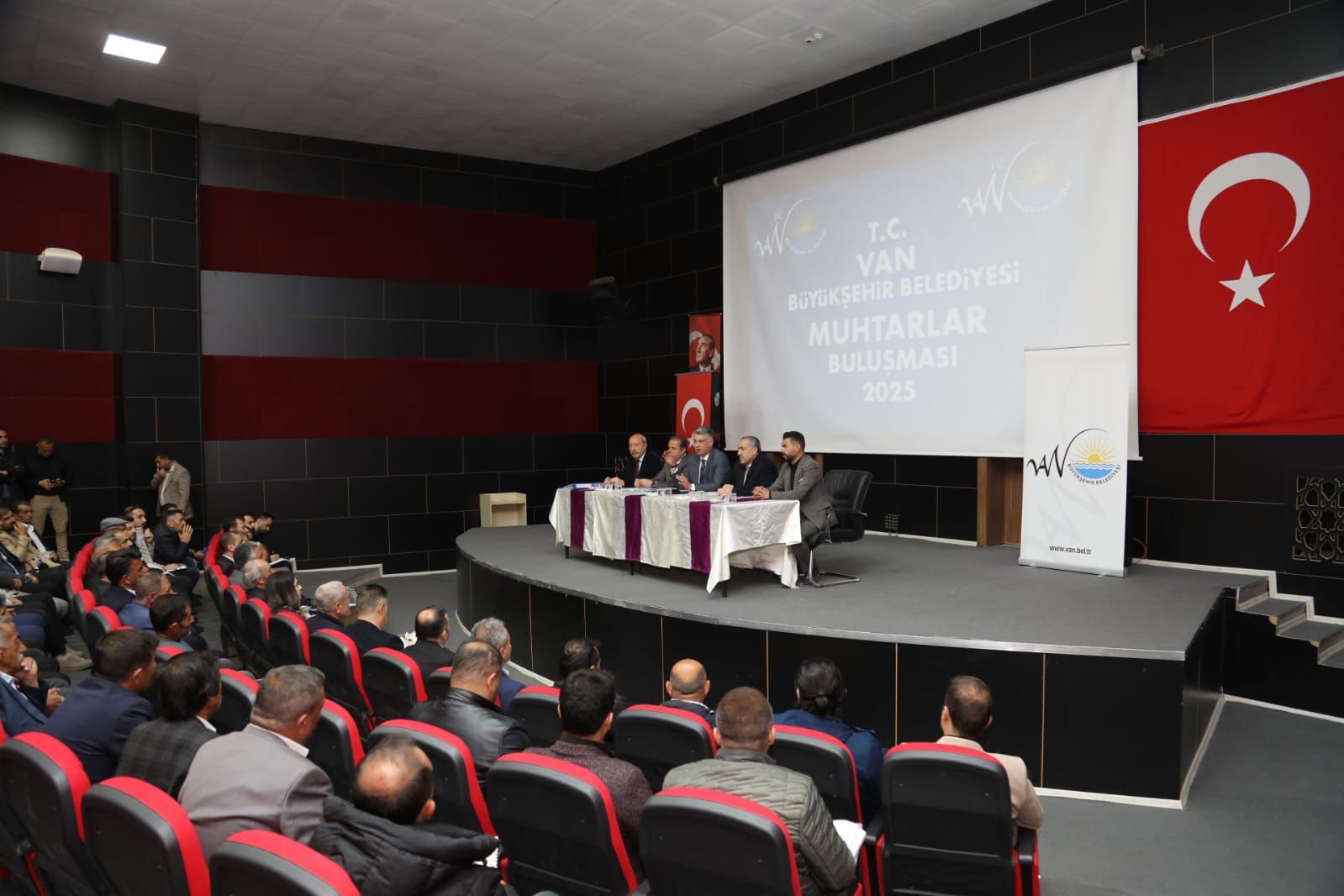 Van Büyükşehir Belediyesi muhtar buluşmalarını Saray ve Özalp ilçeleri ile sürdürdü