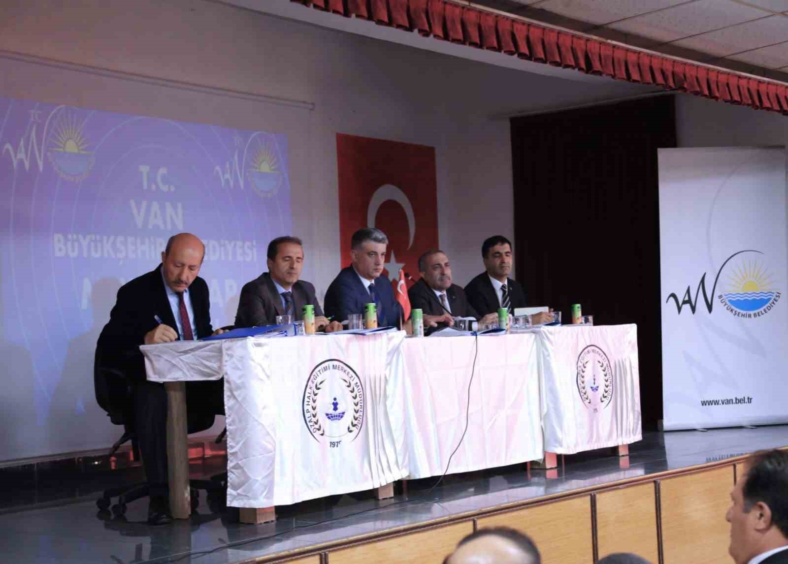 Van Büyükşehir Belediyesi muhtar buluşmalarını Saray ve Özalp ilçeleri ile sürdürdü