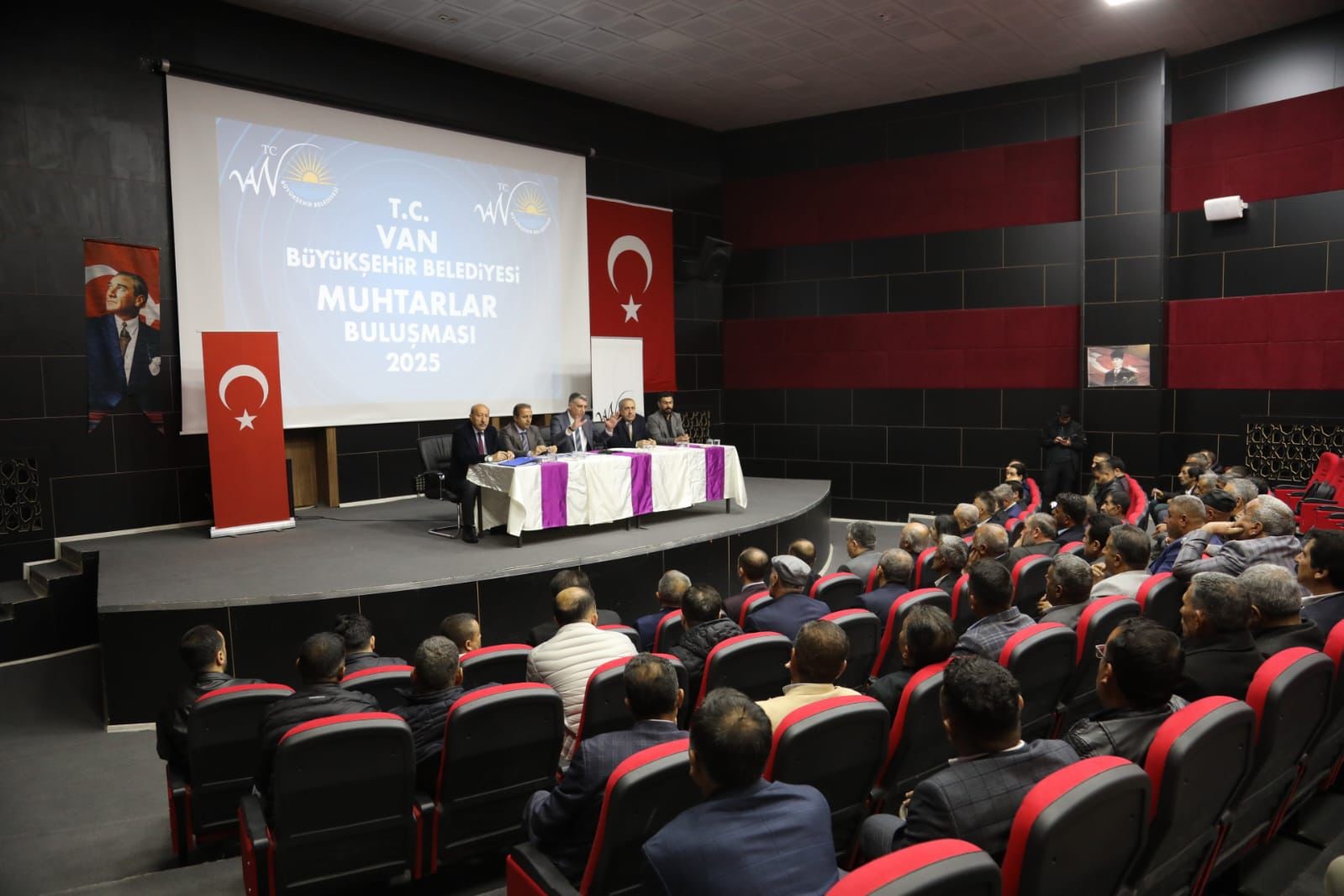 Van Büyükşehir Belediyesi muhtar buluşmalarını Saray ve Özalp ilçeleri ile sürdürdü