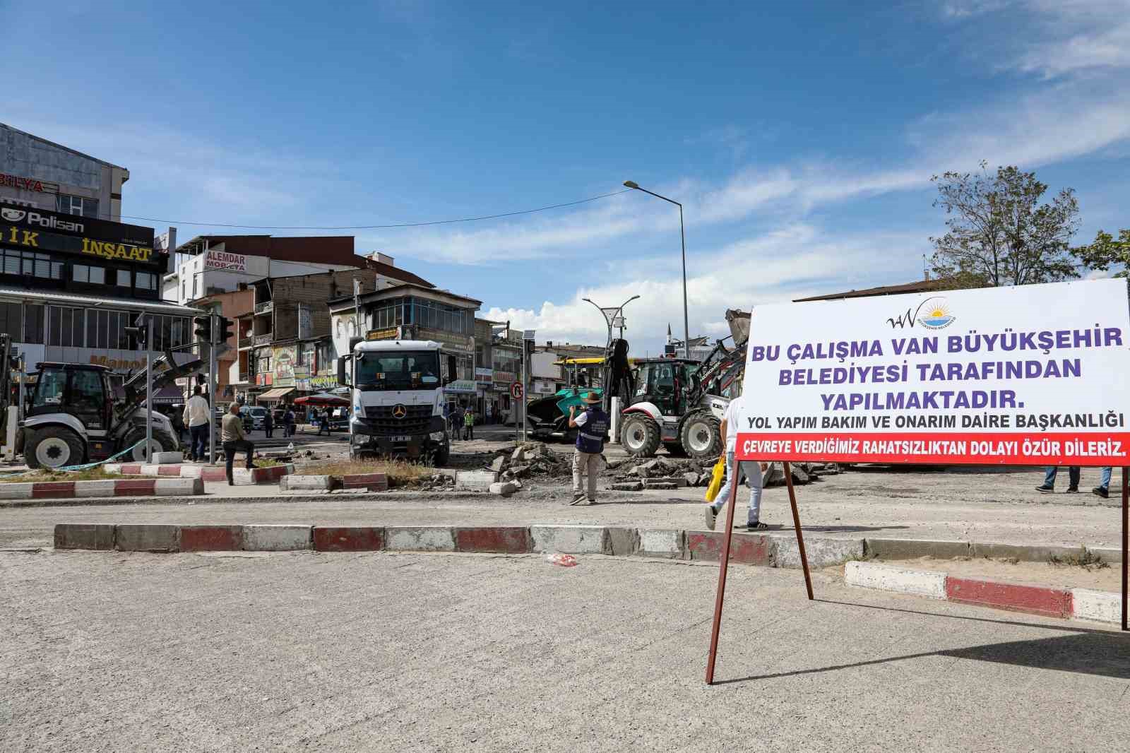 Van Büyükşehir Belediyesi asfalt serimine başladı