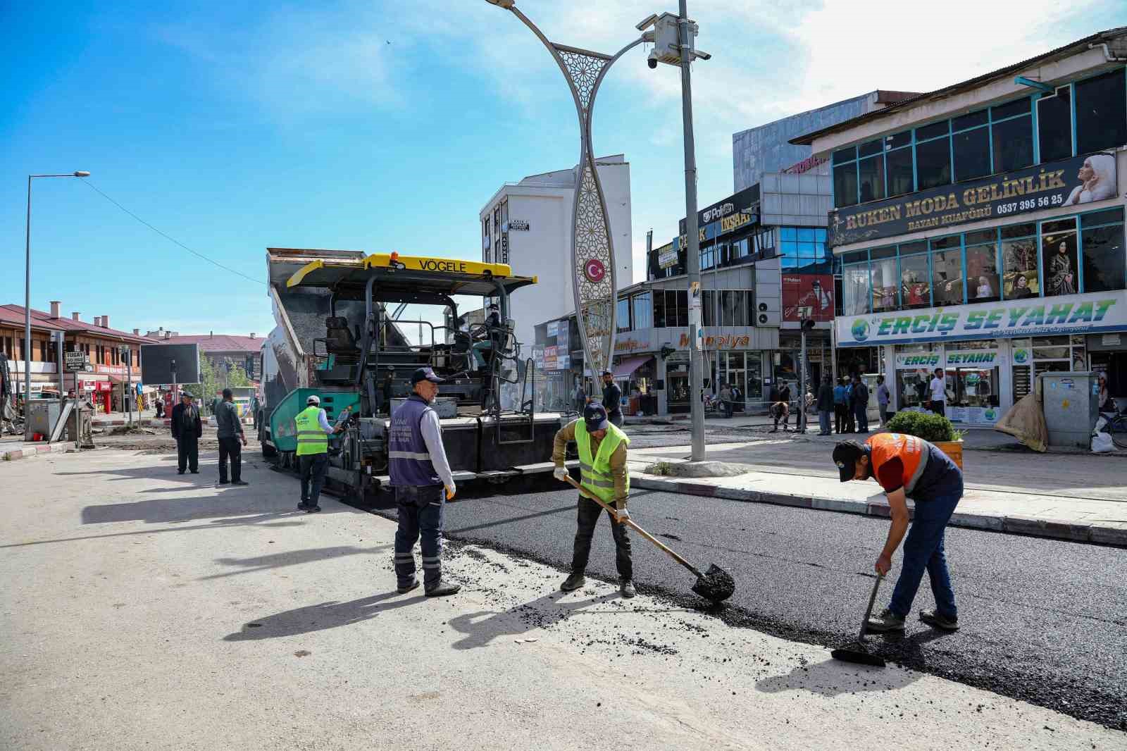Van Büyükşehir Belediyesi asfalt serimine başladı