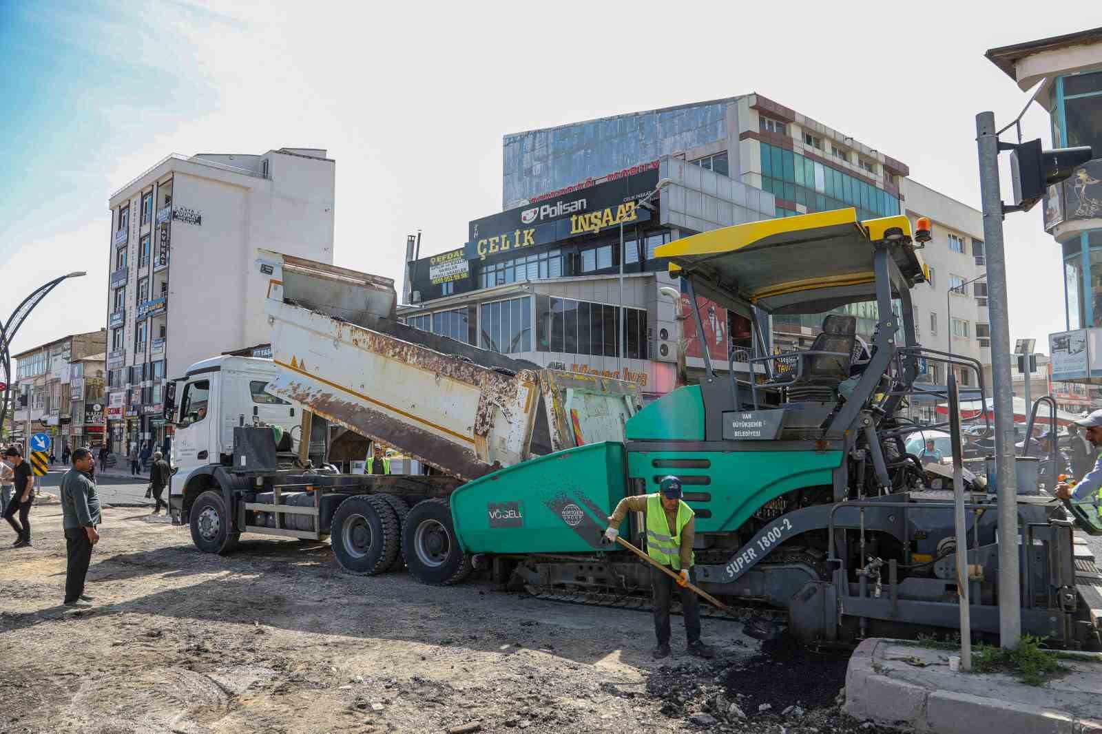 Van Büyükşehir Belediyesi asfalt serimine başladı