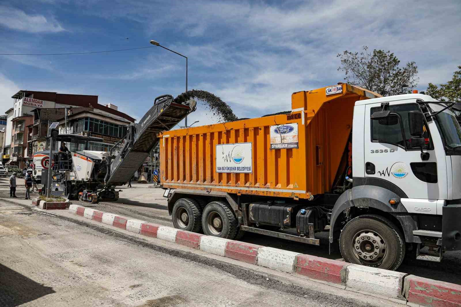 Van Büyükşehir Belediyesi asfalt serimine başladı