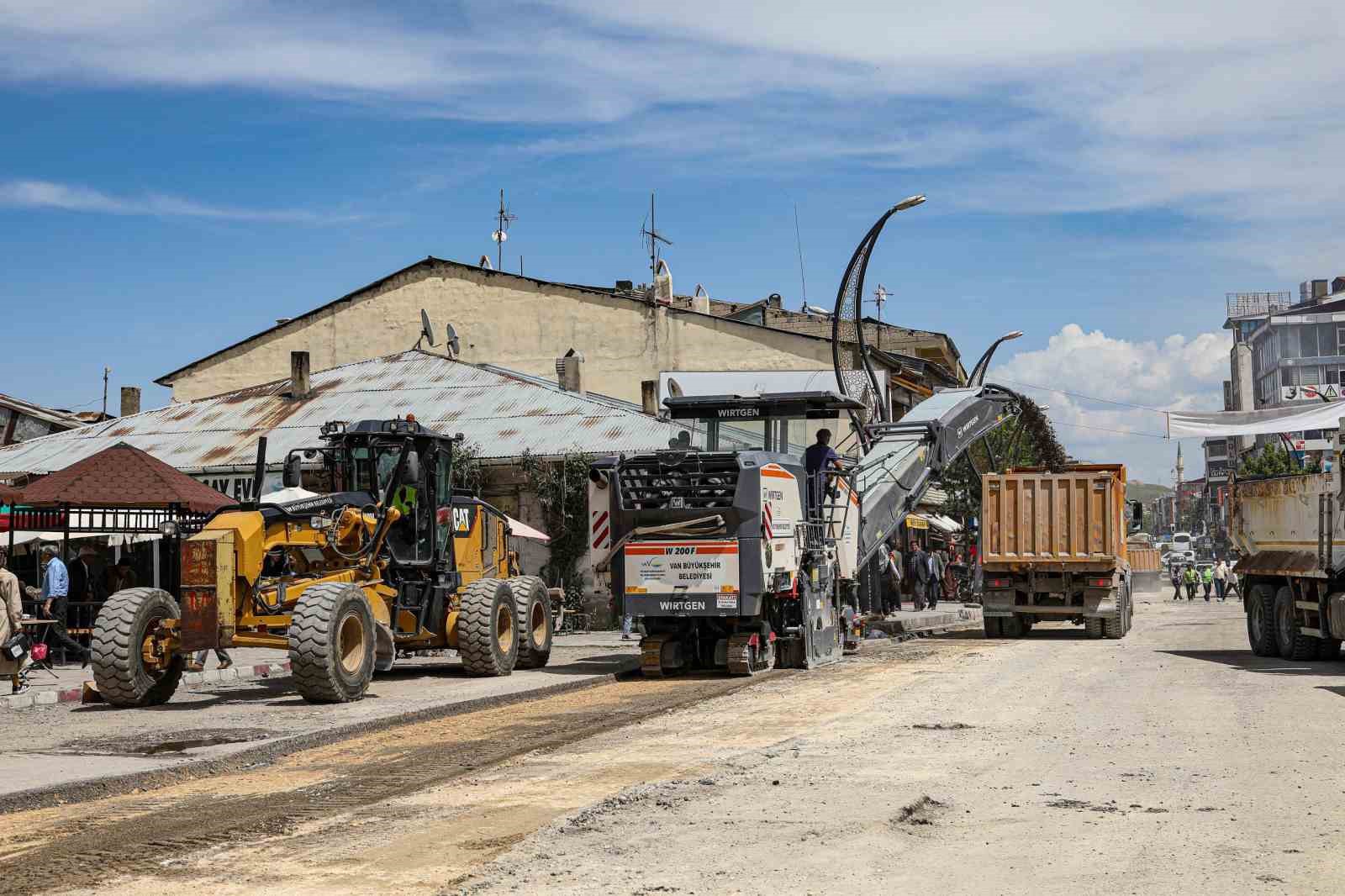 Van Büyükşehir Belediyesi asfalt serimine başladı