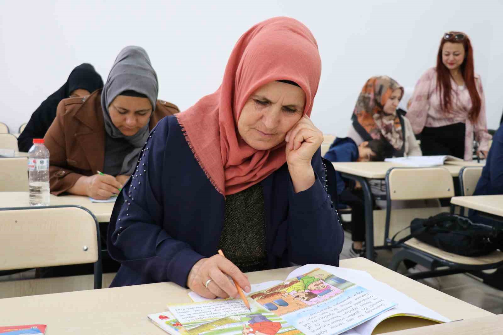 Okuma yazma kursları ile geleceğe güvenle bakıyorlar