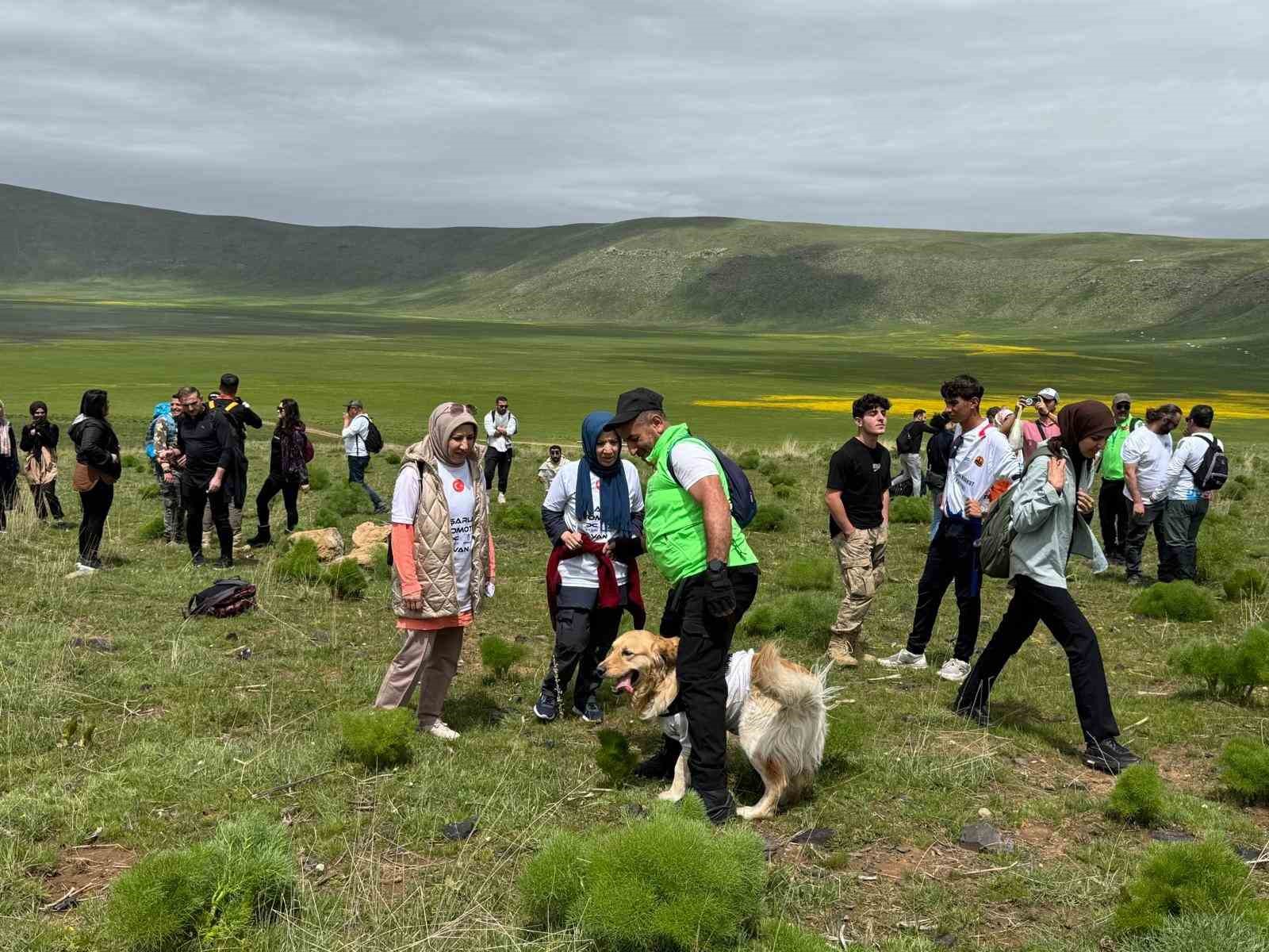 Doğaseverler, Erciş’in gizli cenneti Meydan Yaylası’nda buluştu