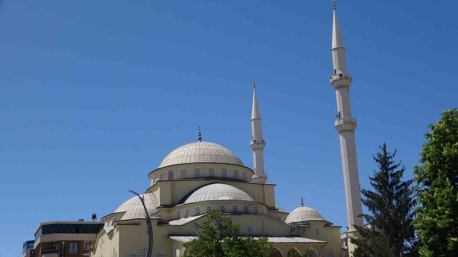 Van’da yarım asırlık Hazreti Ömer Camii’nde son cuma namazı kılındı