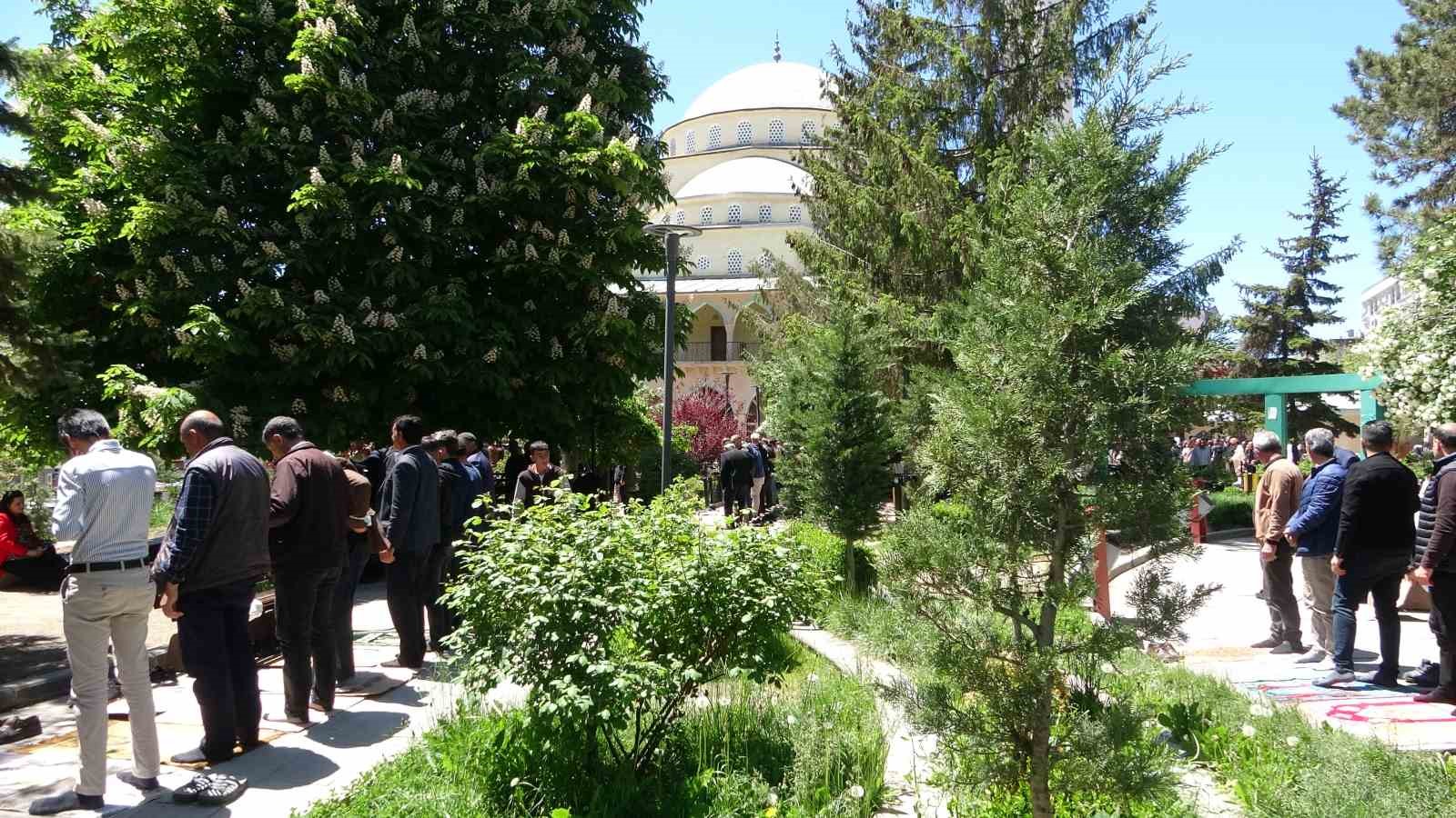 Van’da yarım asırlık Hazreti Ömer Camii’nde son cuma namazı kılındı