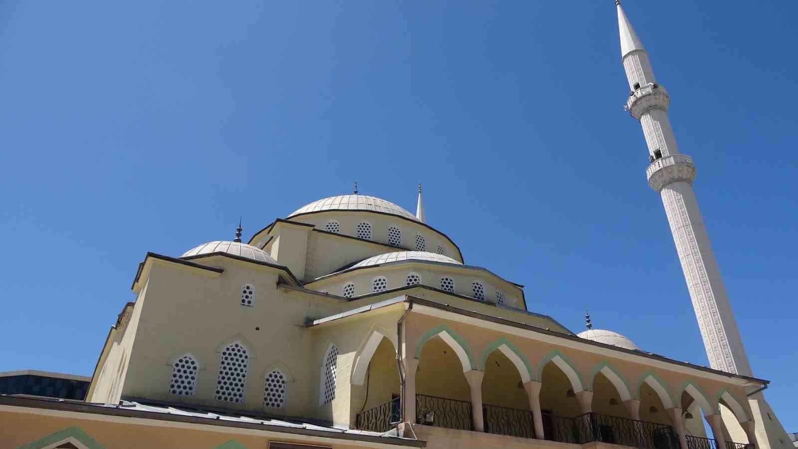 Van’da yarım asırlık Hazreti Ömer Camii’nde son cuma namazı kılındı