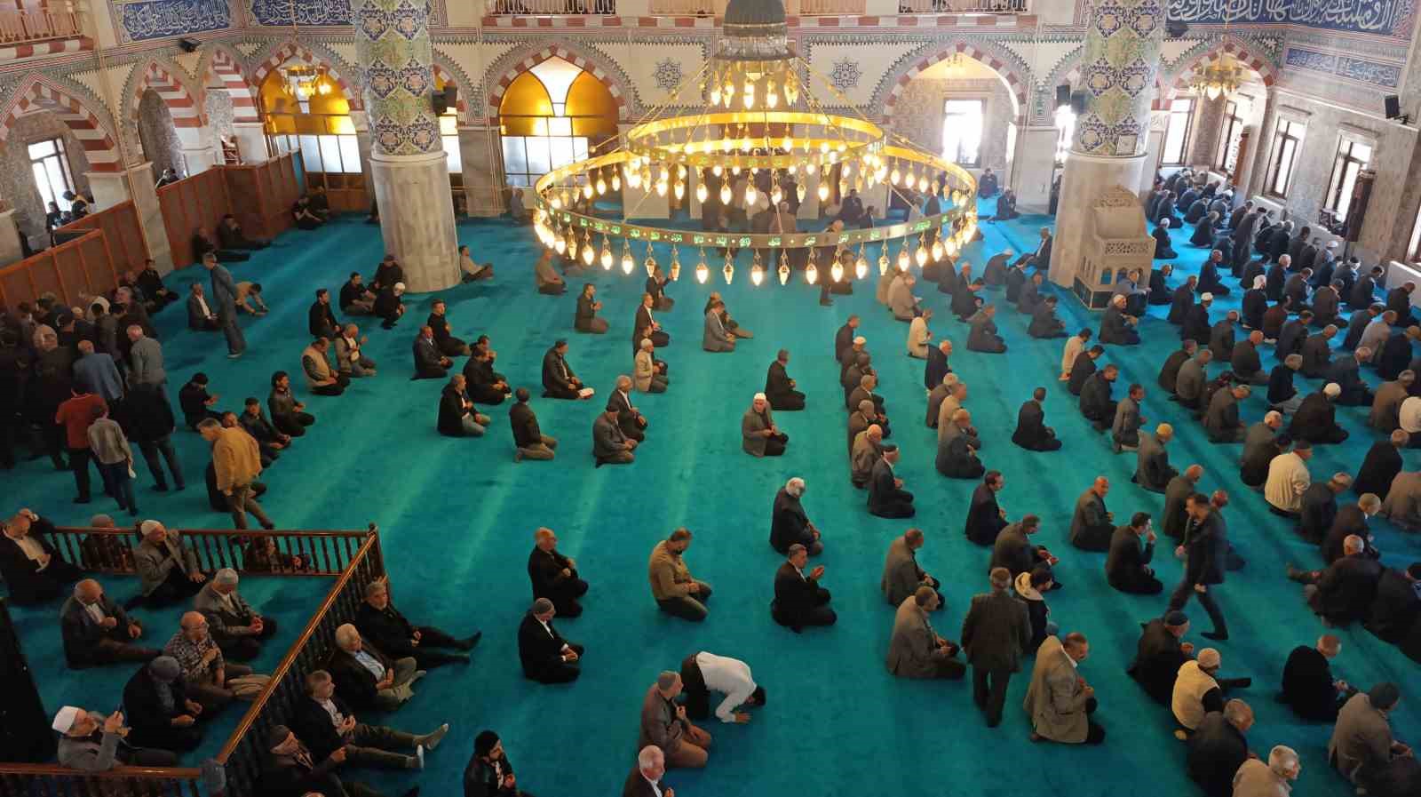 Van’da yarım asırlık Hazreti Ömer Camii’nde son cuma namazı kılındı