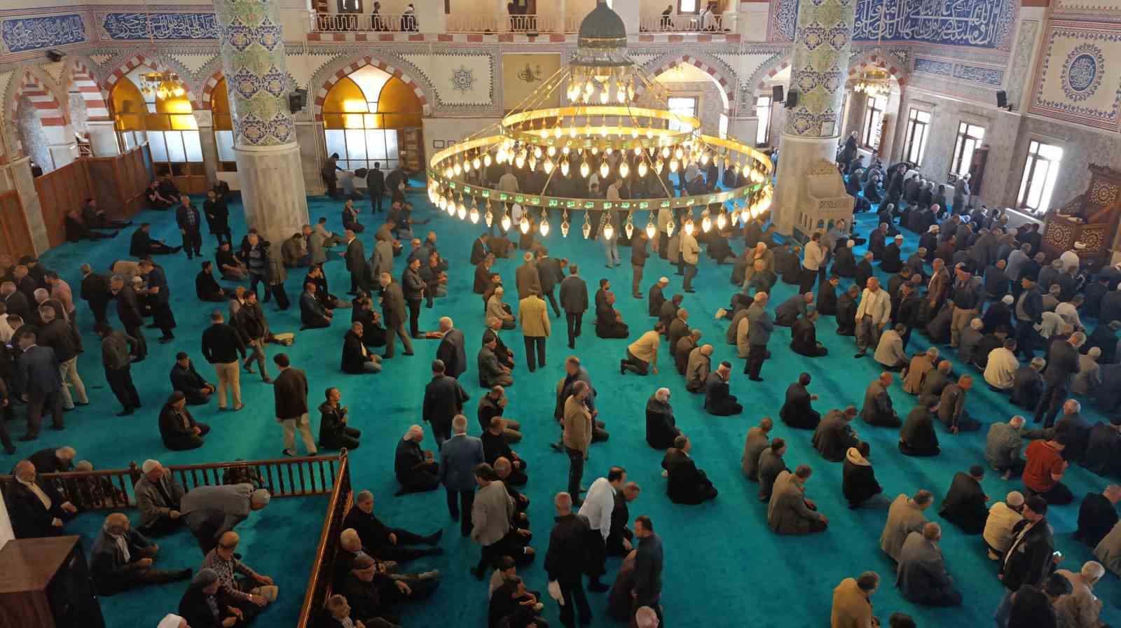 Van’da yarım asırlık Hazreti Ömer Camii’nde son cuma namazı kılındı