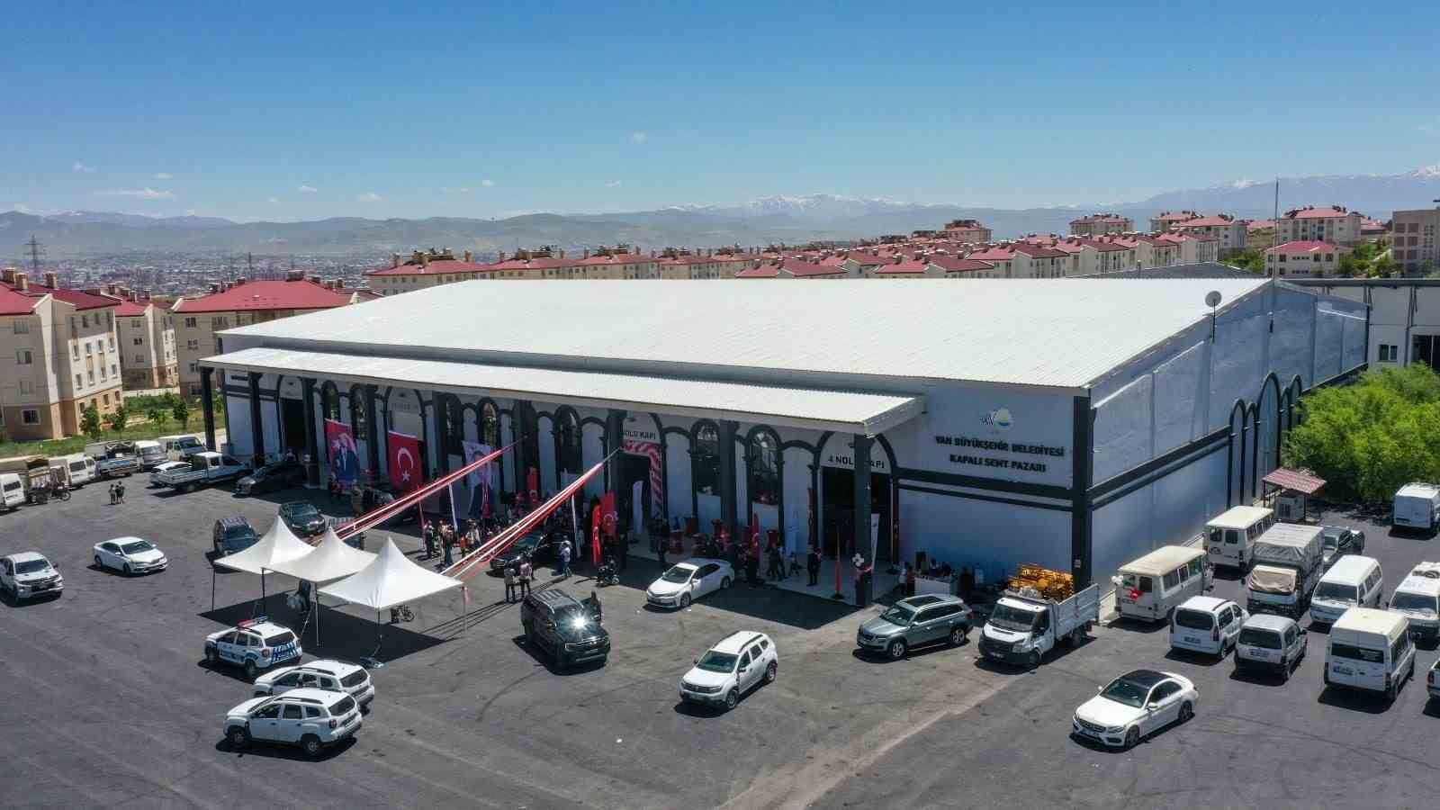 Van Büyükşehir Belediyesi Kalecik Kapalı Semt Pazarı hizmete açıldı