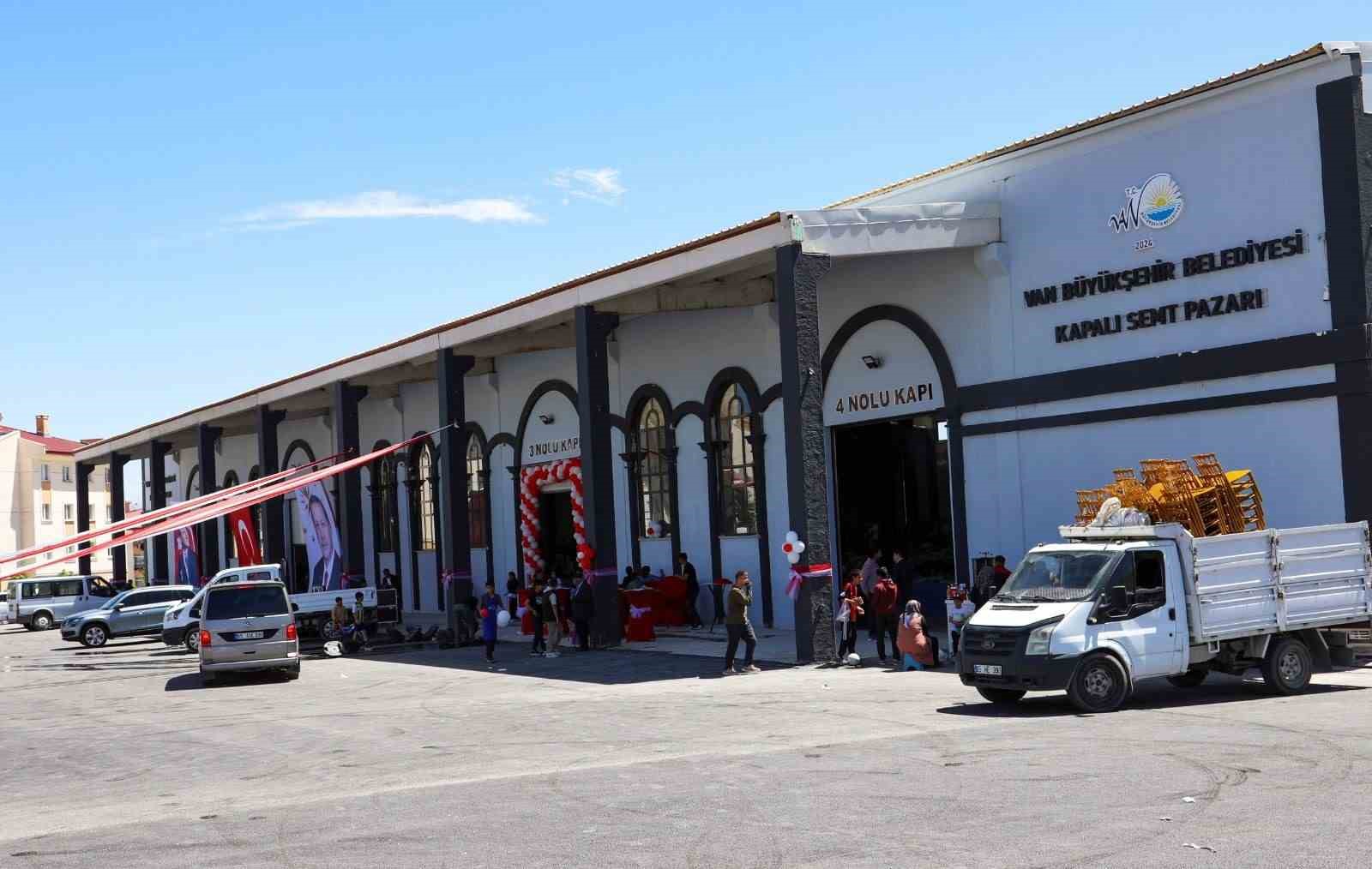 Van Büyükşehir Belediyesi Kalecik Kapalı Semt Pazarı hizmete açıldı