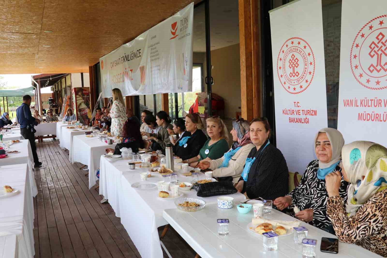 Van Kalesi önünde çay saati