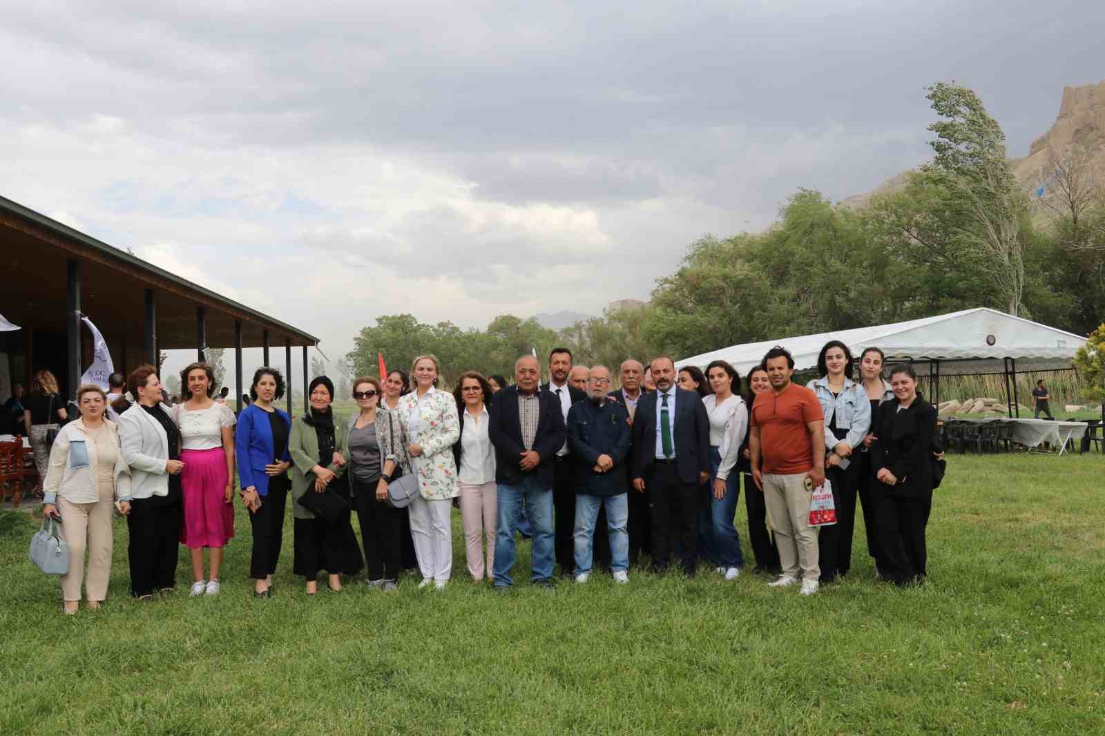Van Kalesi önünde çay saati