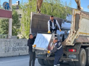 Edremit Belediyesi mahalle mahalle çöp konteyneri dağıtıyor