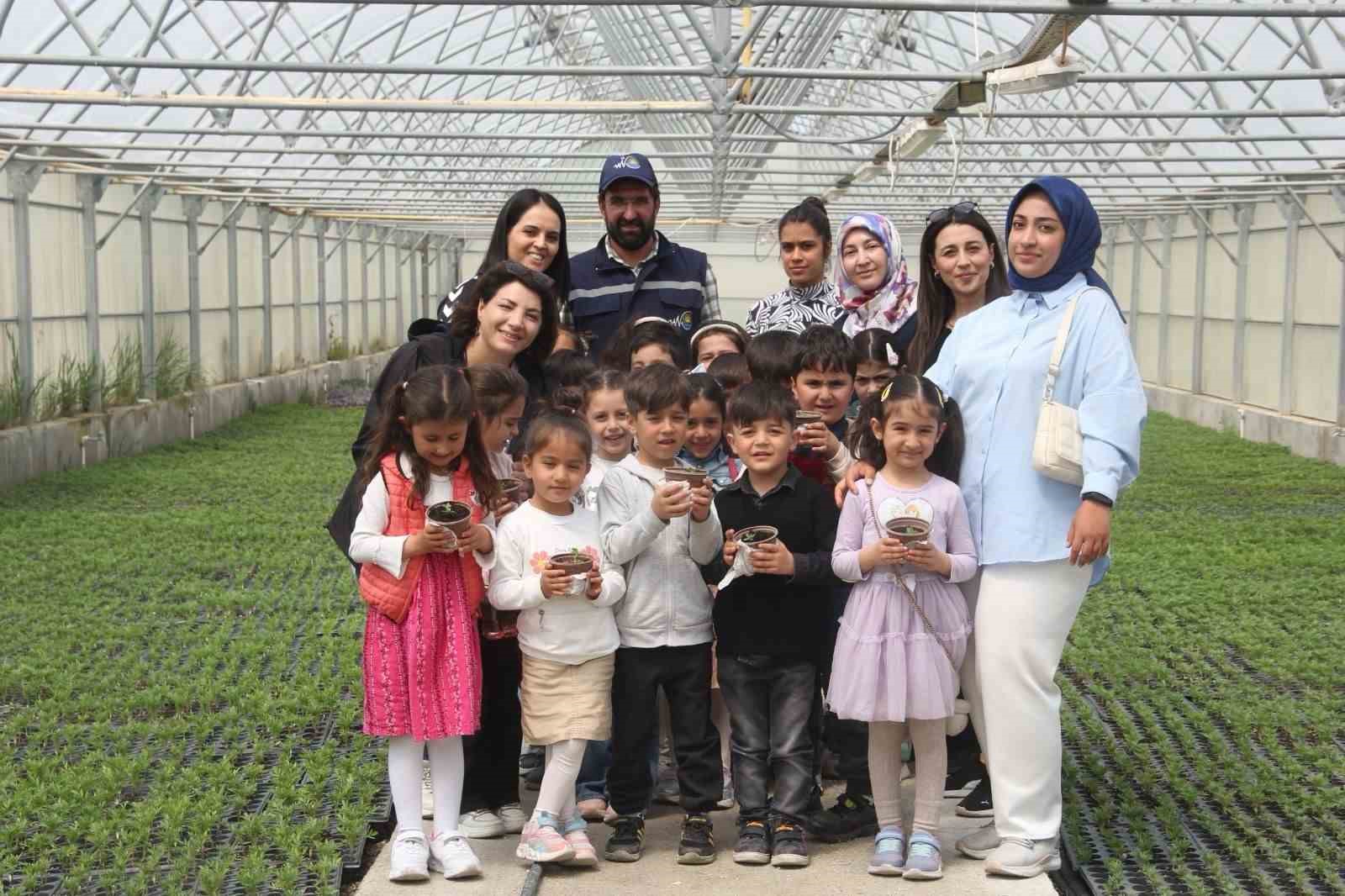 Minik öğrenciler seralarda doğayla buluştu